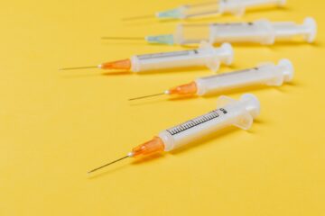 Що робити, якщо вкололися використаною голкою шприца