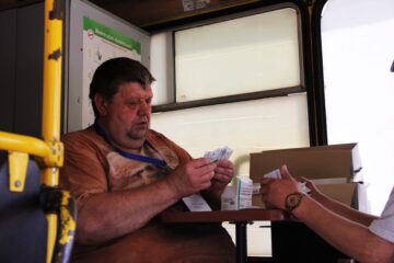 Автобус їде містом. Як у Сумах допомагають наркозалежним