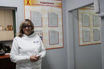 На Сумщині громадська організація безкоштовно доставляє АРВ-терапію для людей із ВІЛ